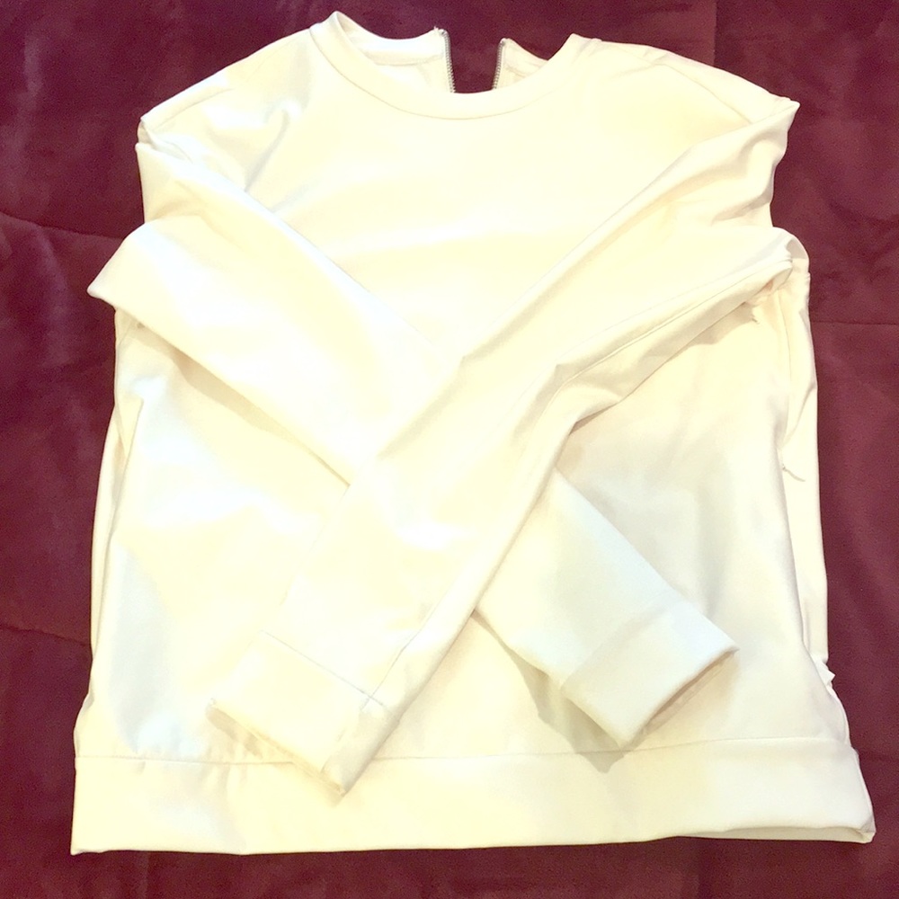 Lulu lemon top; off white; size 4 w/pockets